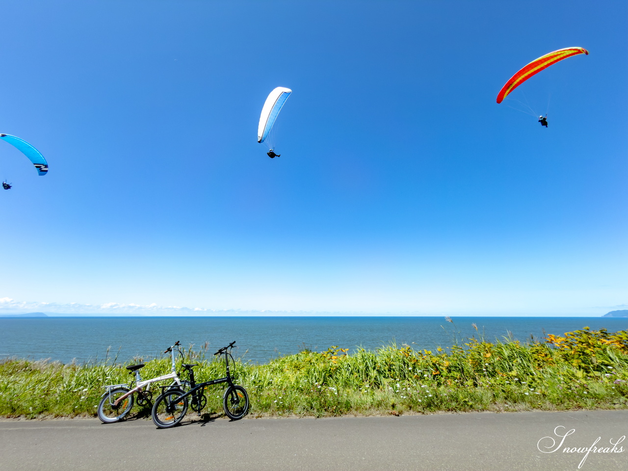 想像を遥かに上回るパワーで登り坂もスイスイ。折りたたみ電動アシスト自転車『ADO Air Carbon』に乗って、石狩湾の絶景を求めてサイクリング♪